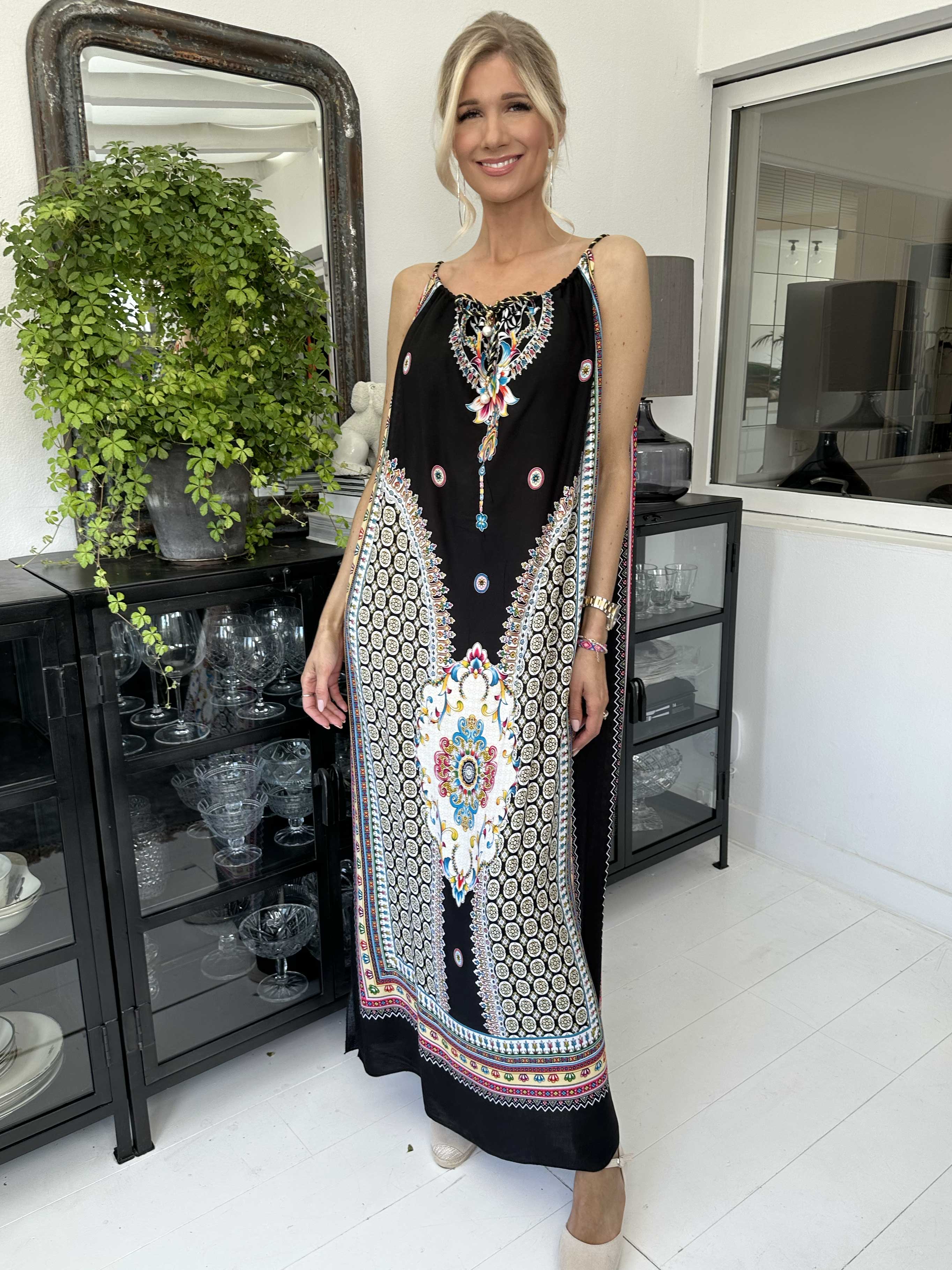 Elina - Lång färgad mönstrad klänning med vridna axelband